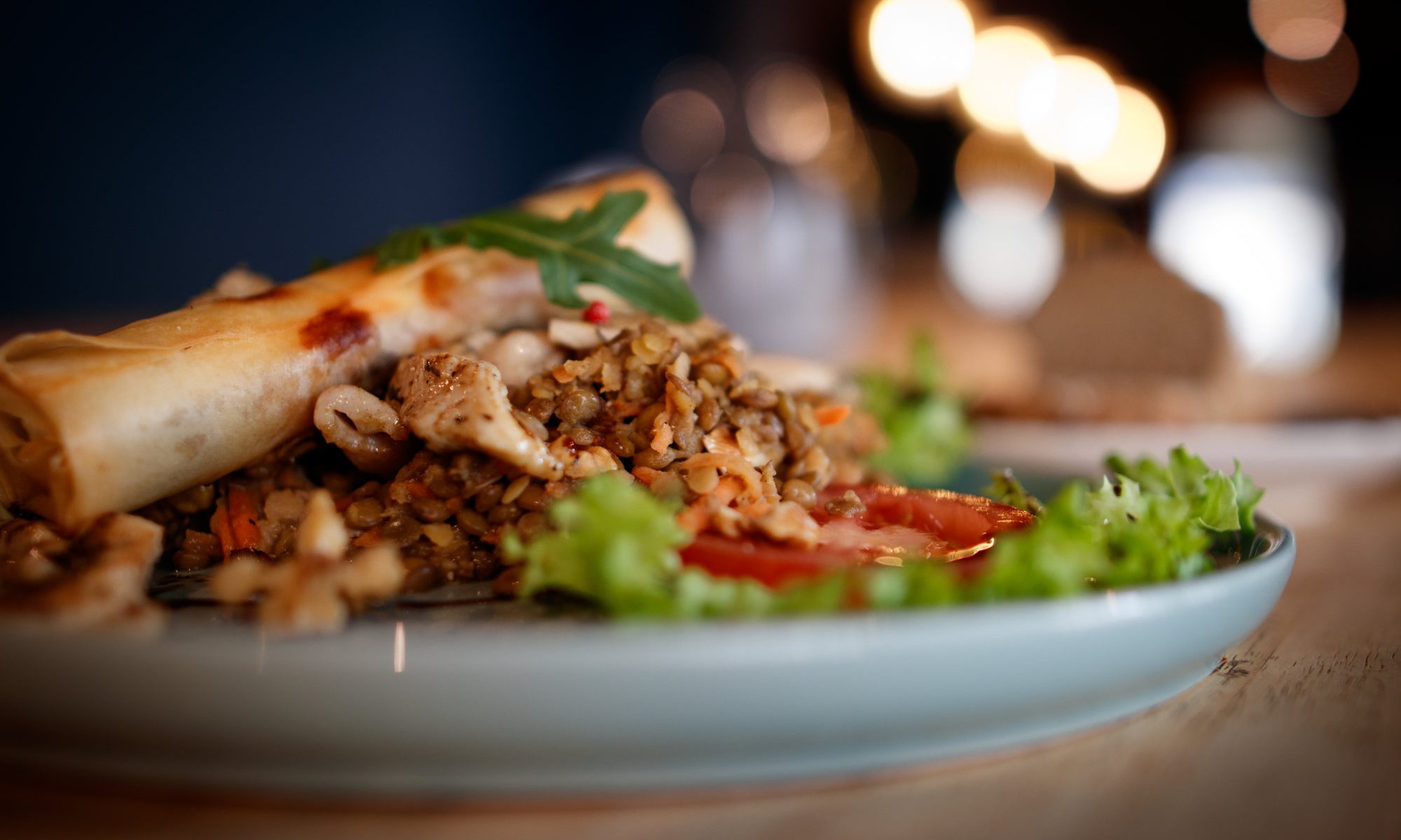 Warme Vorspeise mit Wrap, Linsen und Salat