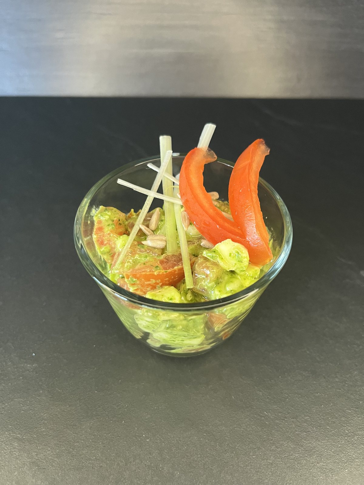 Tomaten-Mozzarellasalat im Glas