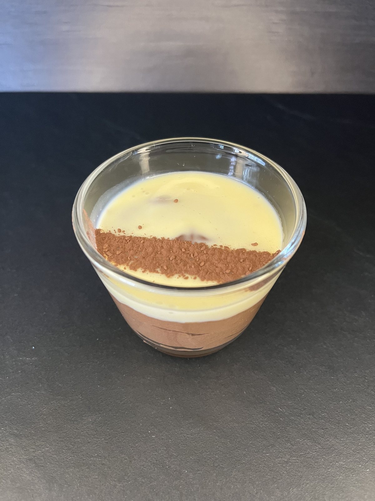 Schokomousse mit weißer Schokoladensoße