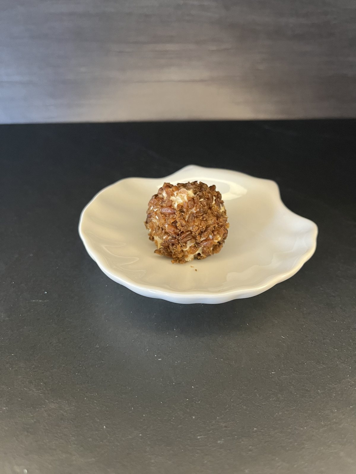Rauchforellenpraline im Pumpernickelmantel