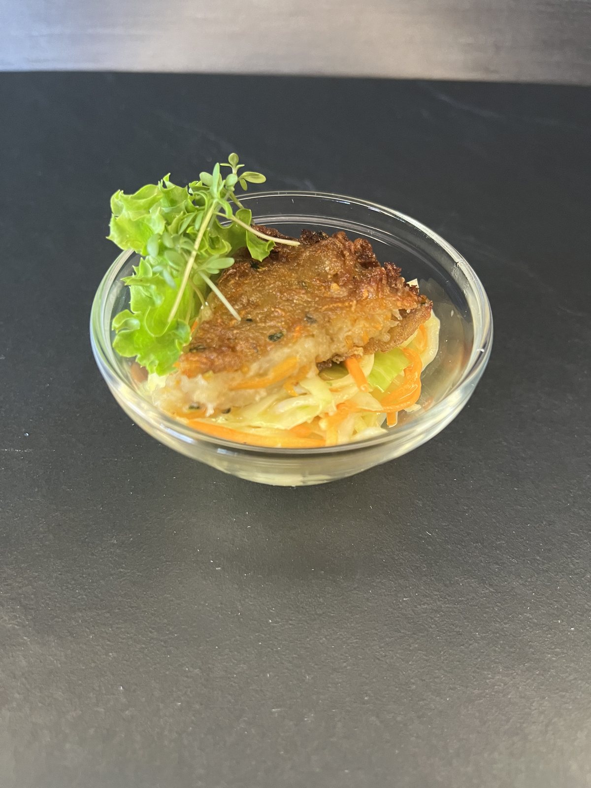 Kartoffel-Gemüsebratling auf Krautsalat