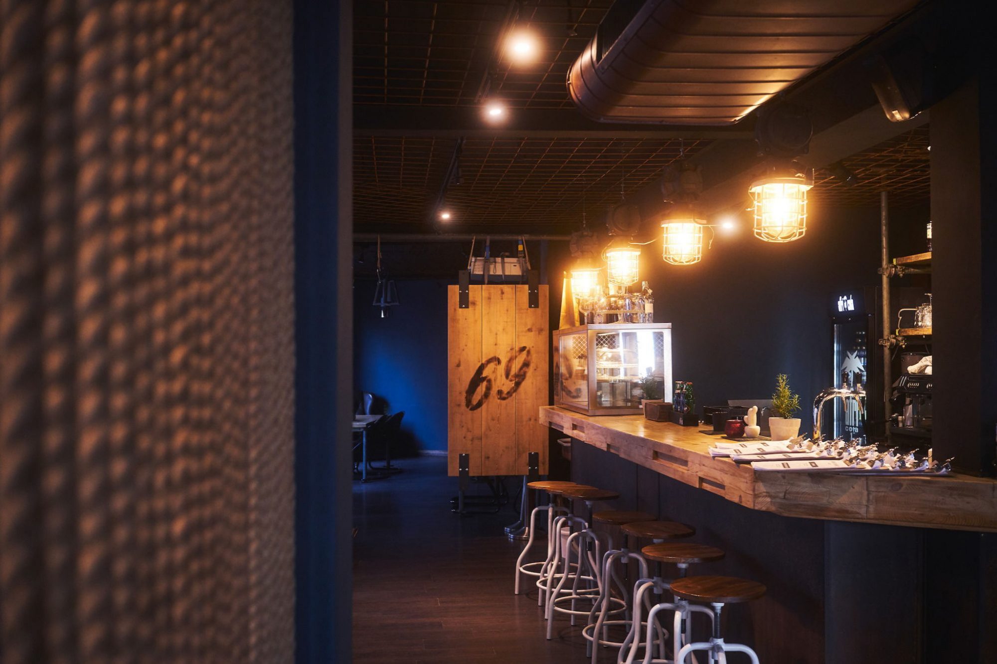 Innenraum der Grill 69 Happy Food Bar mit Theke und Holzwand 69